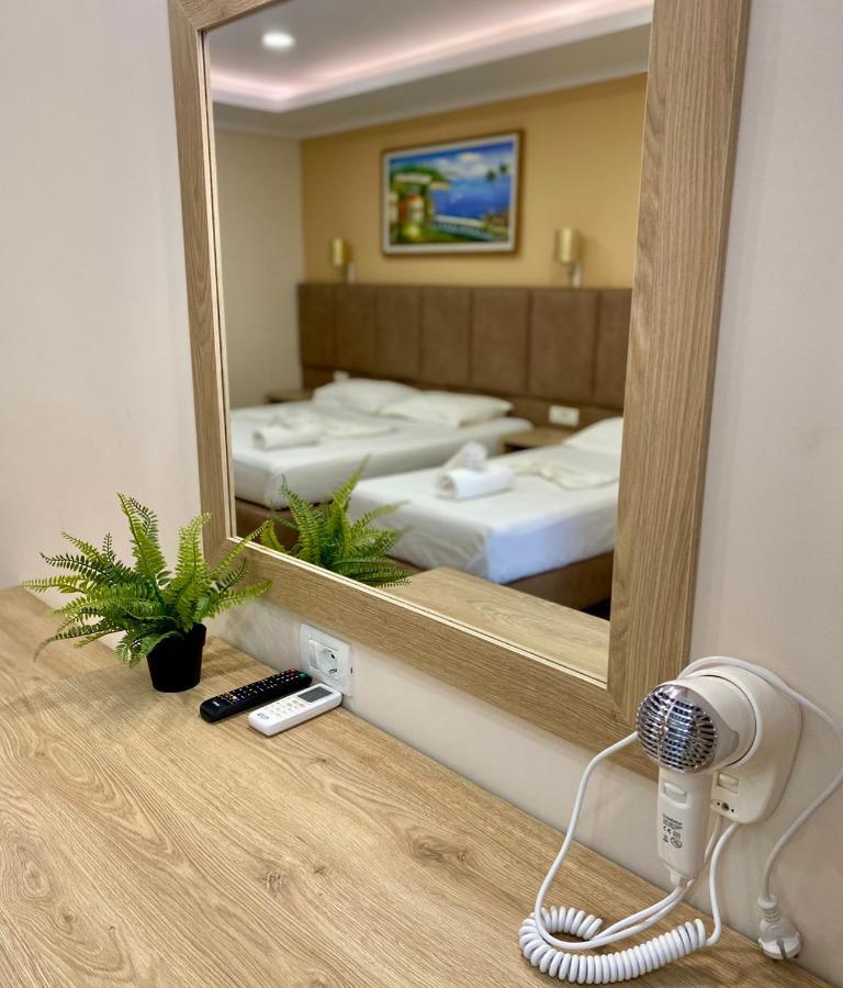 Karos Hotel Llaman Himare Bagian luar foto