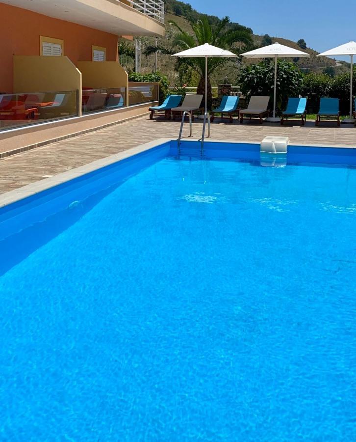Karos Hotel Llaman Himare Bagian luar foto