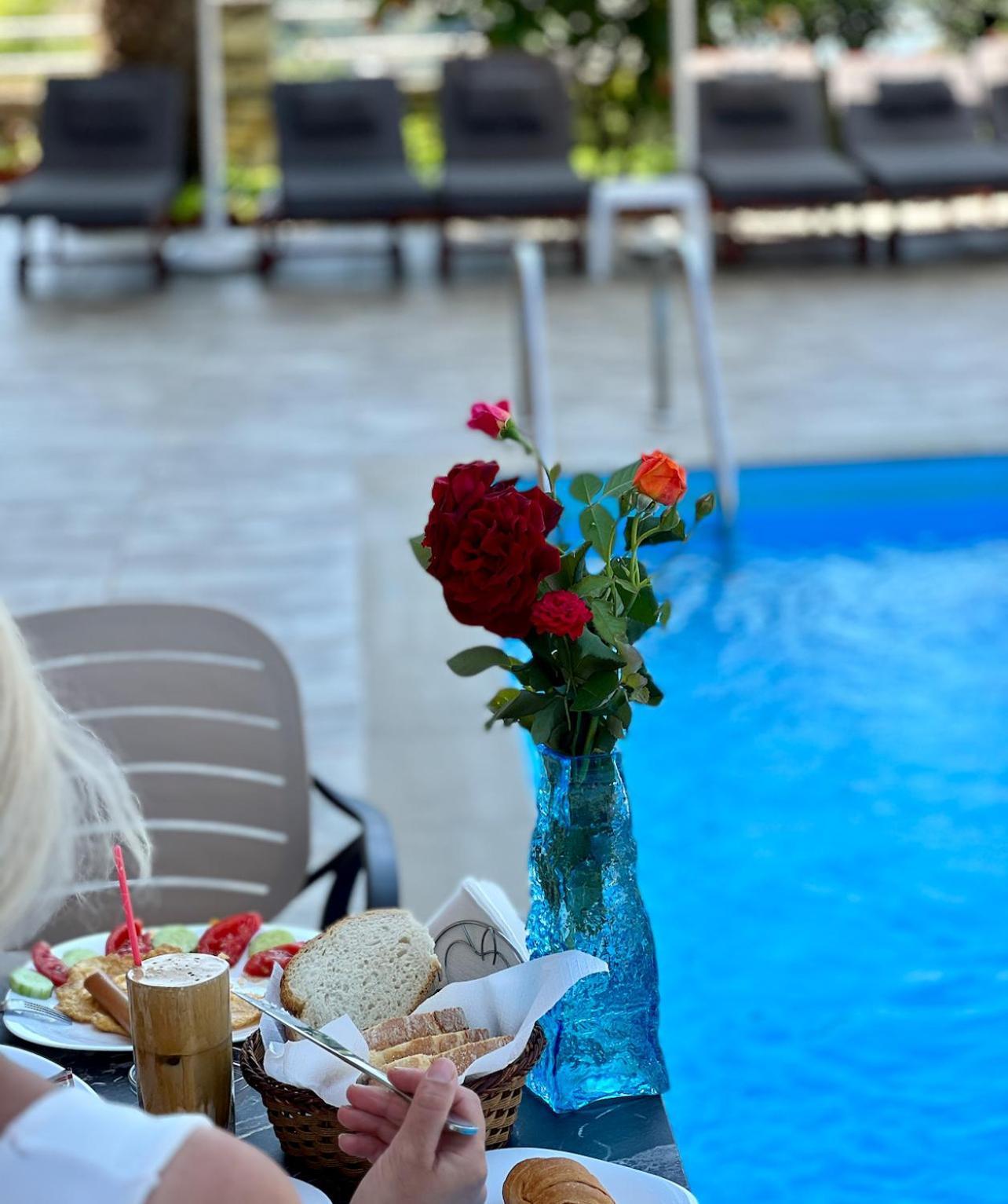 Karos Hotel Llaman Himare Bagian luar foto