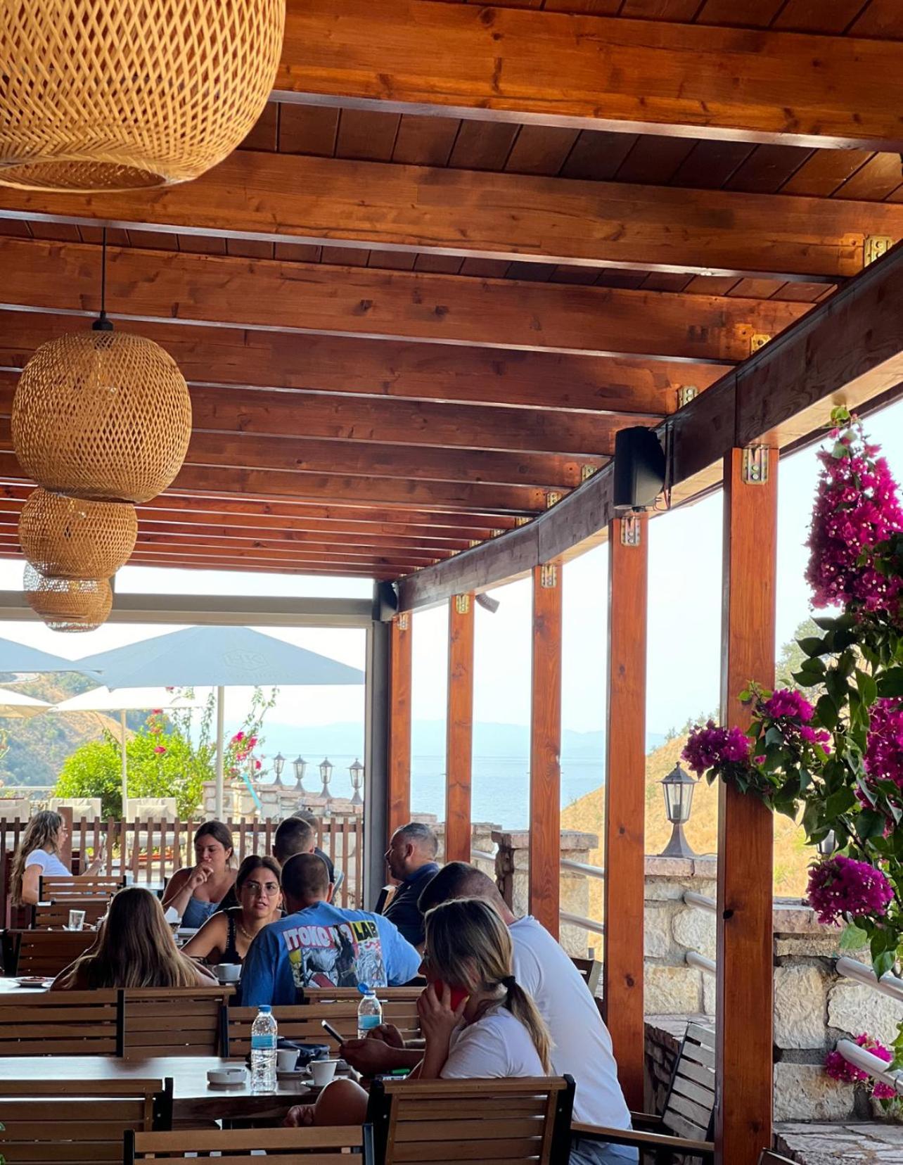 Karos Hotel Llaman Himare Bagian luar foto
