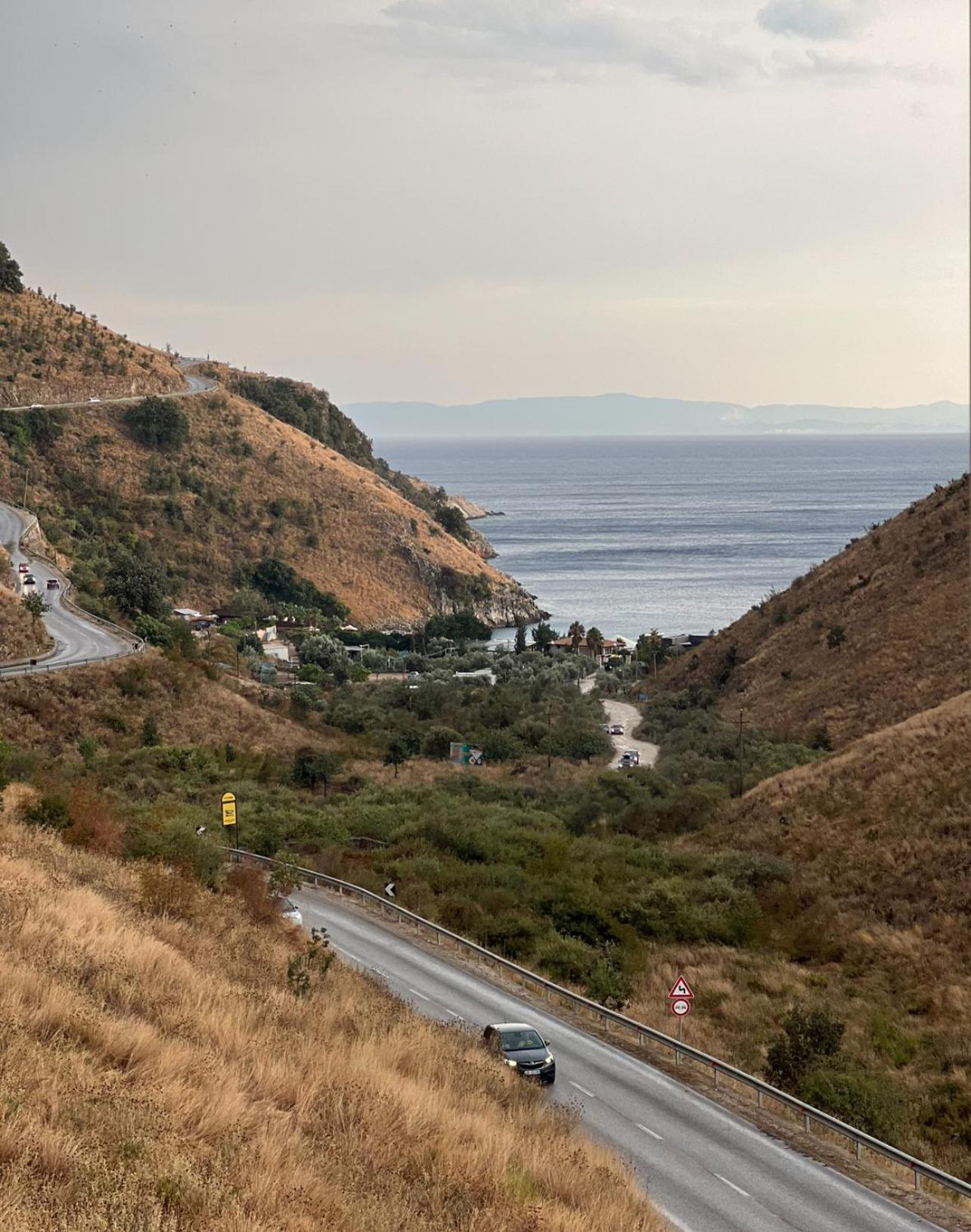 Karos Hotel Llaman Himare Bagian luar foto