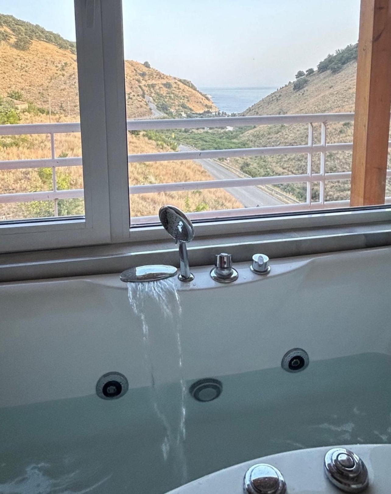 Karos Hotel Llaman Himare Bagian luar foto