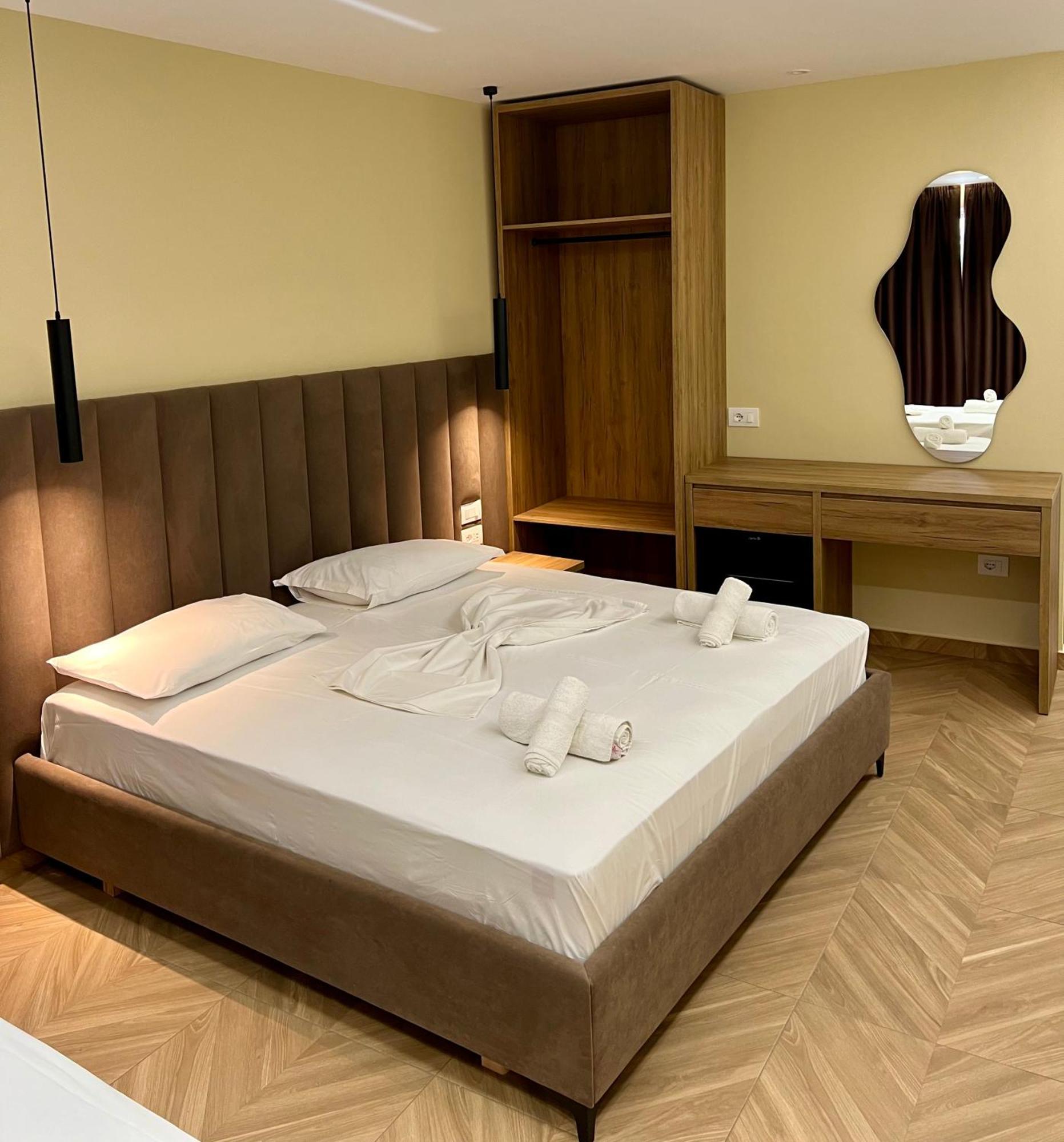 Karos Hotel Llaman Himare Bagian luar foto