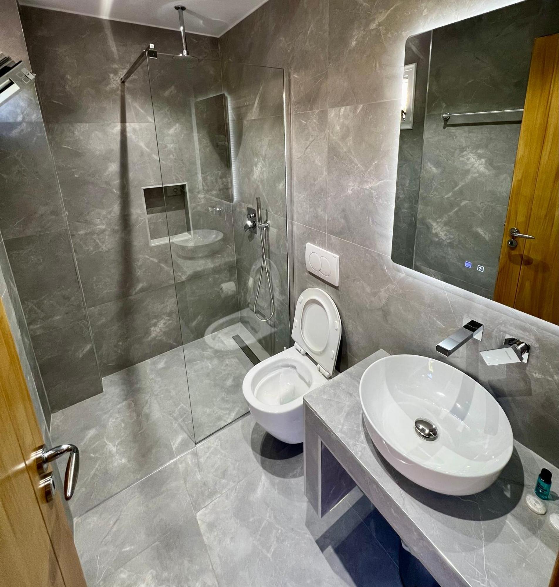 Karos Hotel Llaman Himare Bagian luar foto